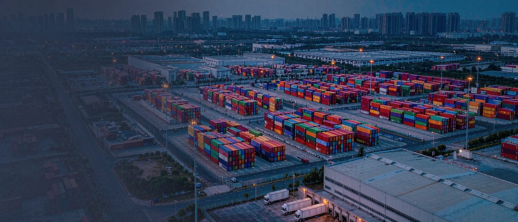 Контейнерный терминал в Гуанчжоу перед отправкой